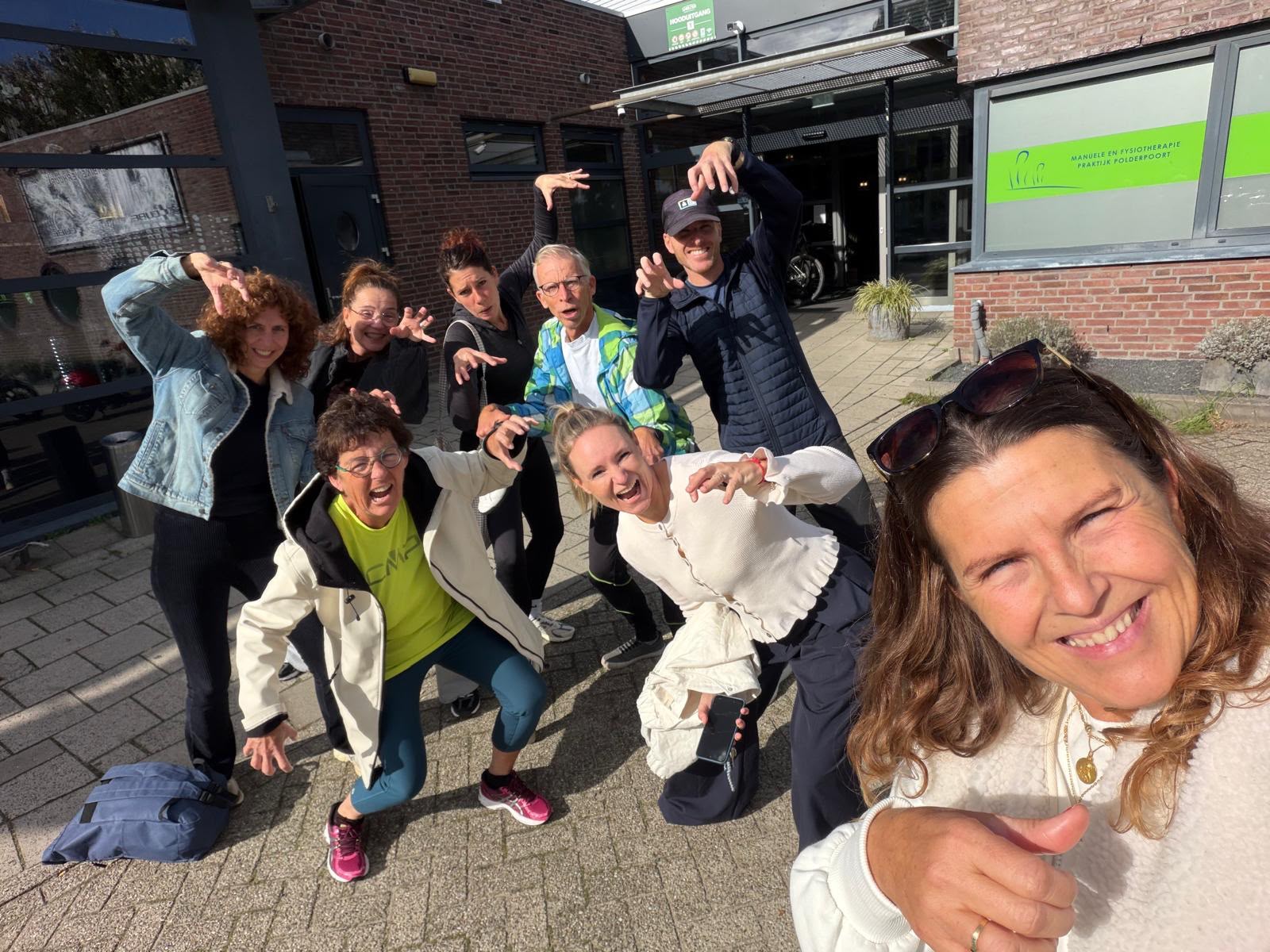 Deelnemers oefenen samen Thriller Dance tijdens de eerste repetitie